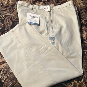 Brand new Mens Dockers Sognature Khaki Classic Fit